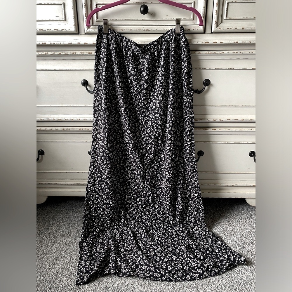 Garage Practical Magic 90’s Witchy Floral Black and White Women's Skirt (M)